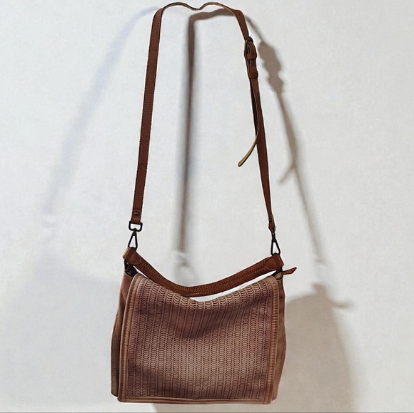 Free People Golden Valley Vegan Messanger Bag In Tan/Salmon Blush Combo - Picture 6 of 14